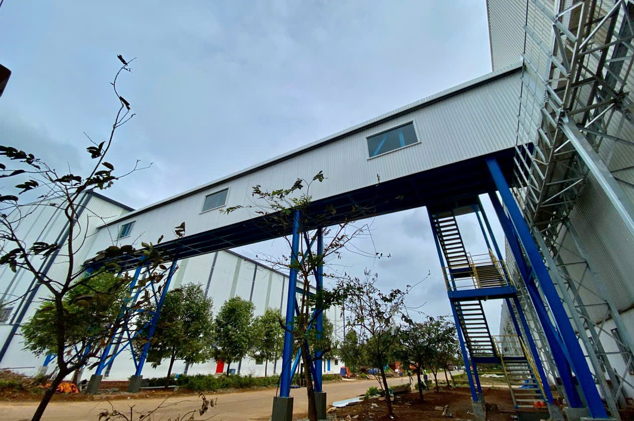 HỆ THỐNG KHUNG KÈO CHUYỂN THÙNG TỪ KHO 1 QUA KHO 2 - NHÀ MÁY CÀ PHÊ NGON - DAKLAK
